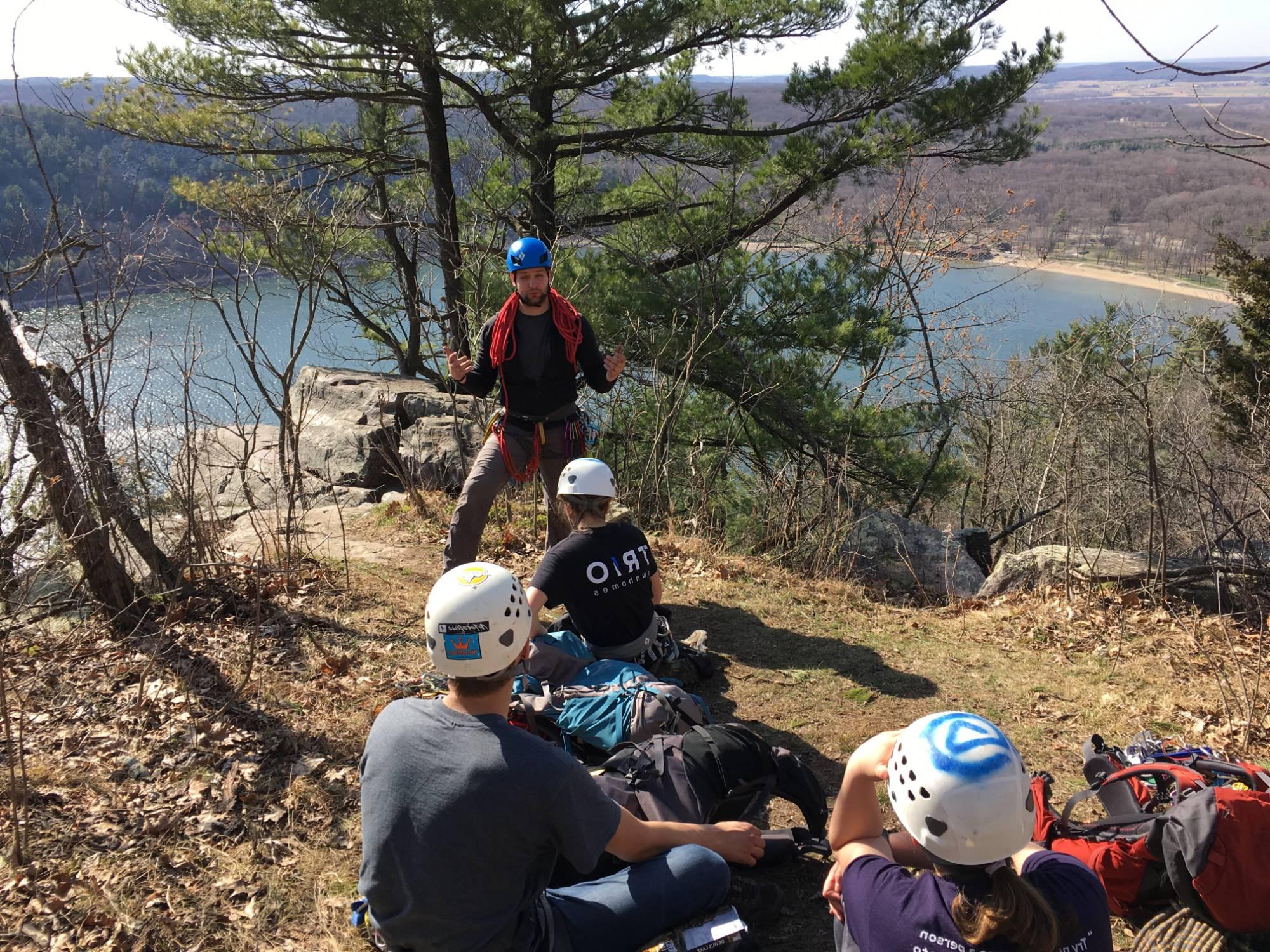 户外攀岩教练俯瞰湖面